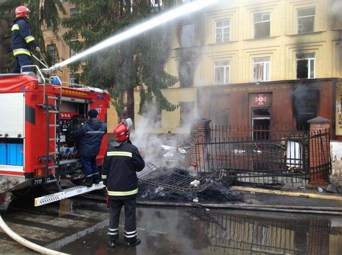 Во Львове несколько часов горит воинская часть