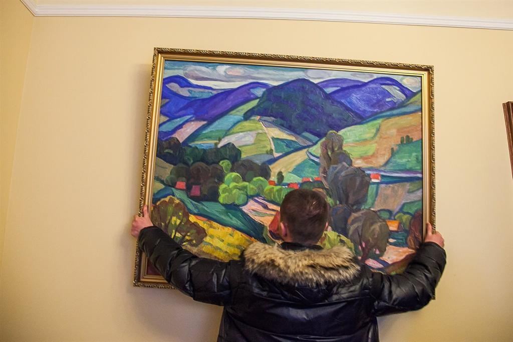 Сотрудники художественного музея "нашли" свои картины в Закарпатской ОГА