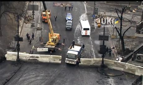 "Беркут" готовится к атаке евромайдановцев и строит из бетона баррикады