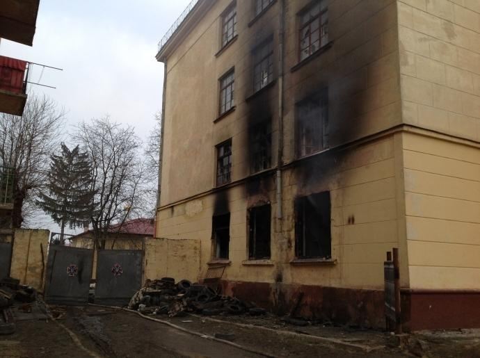 Во Львове несколько часов горит воинская часть