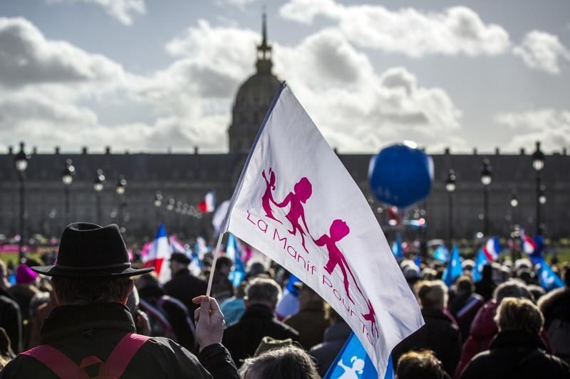 Полмиллиона парижан вышли на протесты против гей-браков