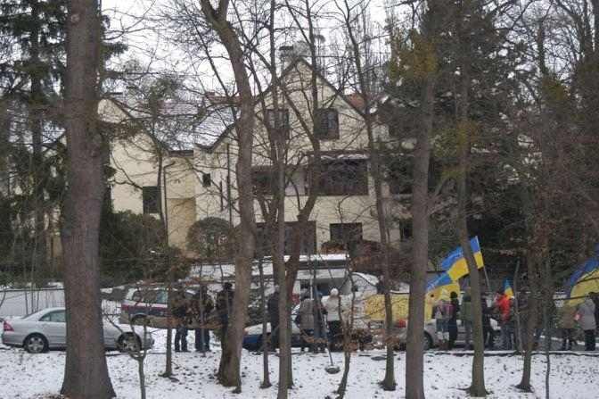 Автомайдан пикетировал особняк семьи Азарова в Вене