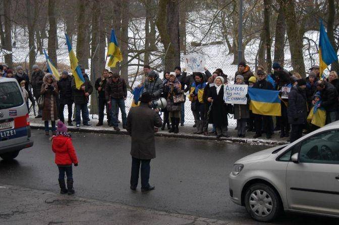 Автомайдан пикетировал особняк семьи Азарова в Вене