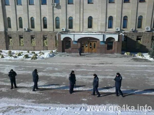 Кіровоградську ОДА від мітингувальників захищають всього лише п'ять силовиків