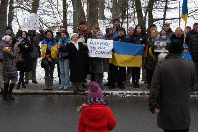 Автомайдан пикетировал особняк семьи Азарова в Вене