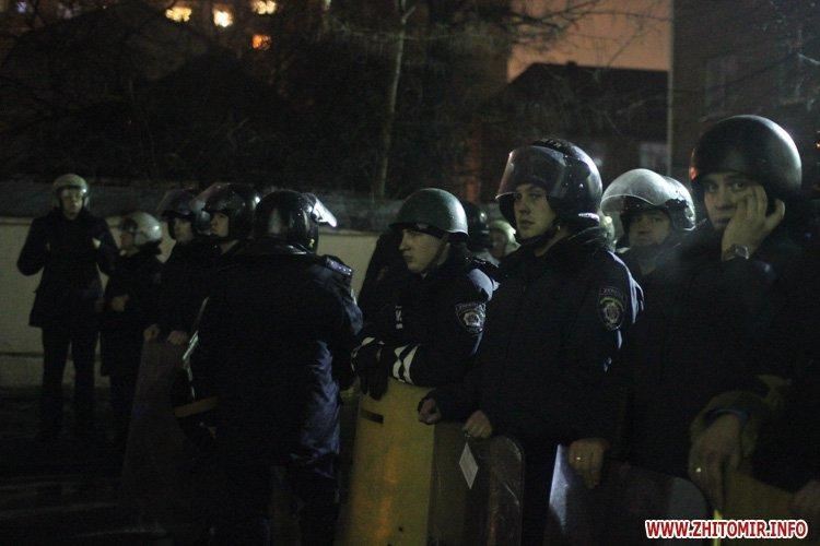 Житомирские митингующие обменяли здание УМВД на ОГА и кричали милиционерам "Молодцы"