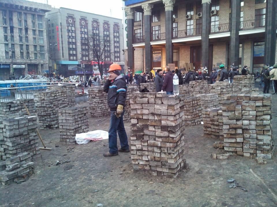 На Институтской активисты строят баррикады из брусчатки