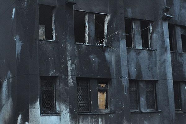 В Хмельницком продолжает гореть здание СБУ, демонстранты разошлись