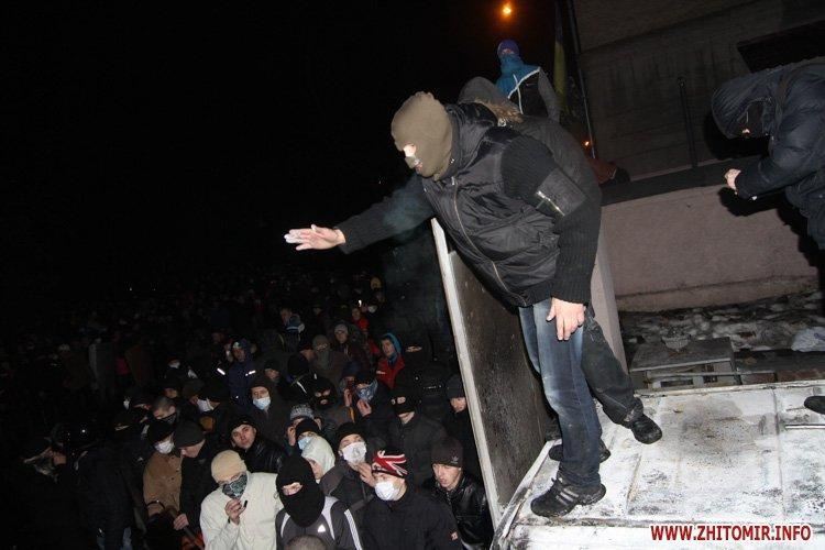 Житомирские митингующие обменяли здание УМВД на ОГА и кричали милиционерам "Молодцы"