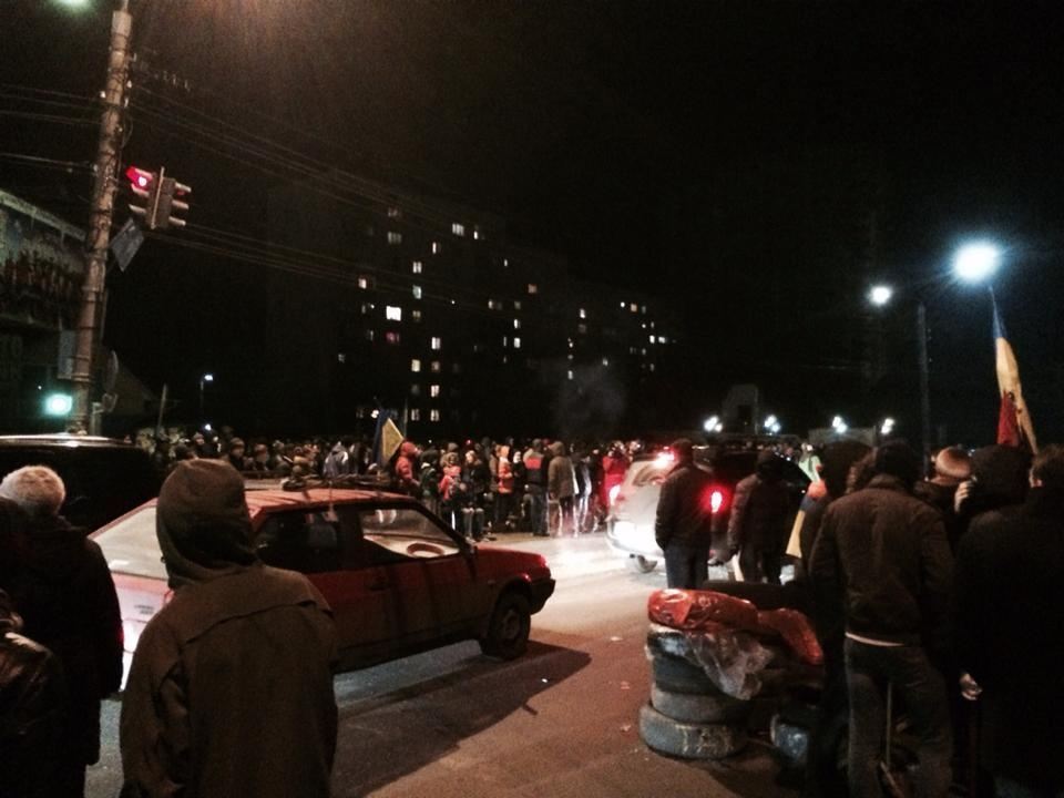 В Борисполе пять тысяч человек забаррикадировали выезд к аэропорту 