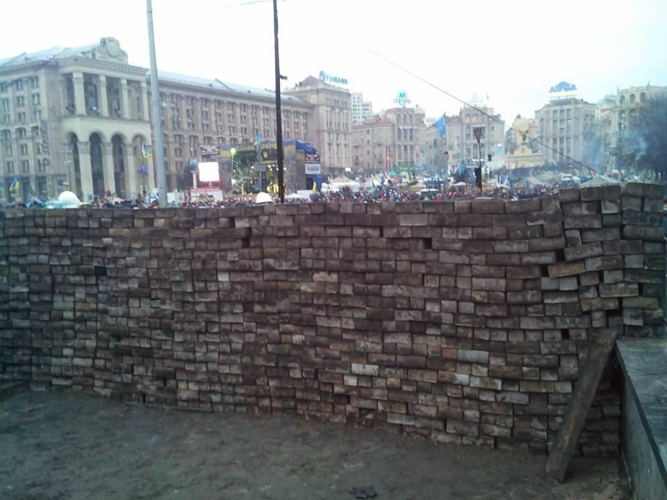 На Інститутській активісти будують барикади з бруківки