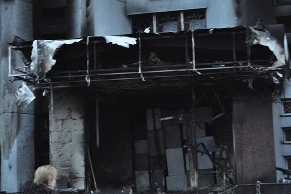 В Хмельницком продолжает гореть здание СБУ, демонстранты разошлись