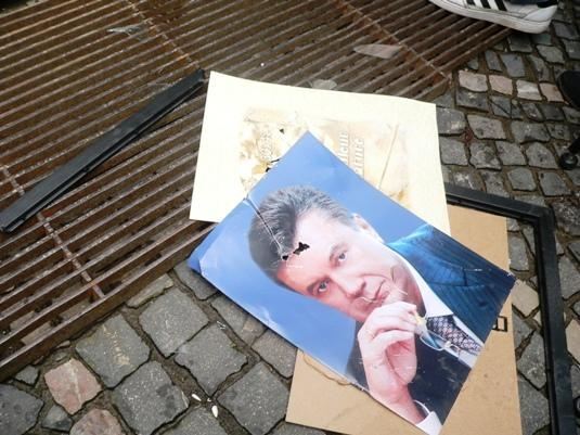 В Ужгороде перед зданием СБУ разбили портрет Януковича