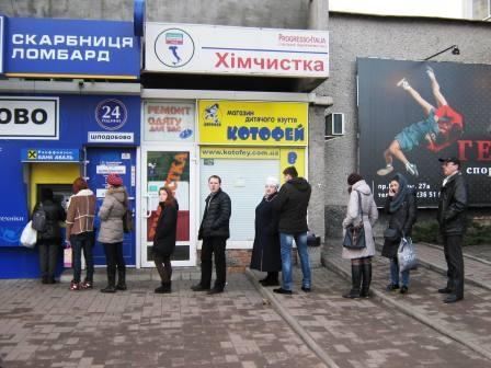 В Киеве банки продолжают закрывать отделения: клиенты строятся в очереди к банкоматам