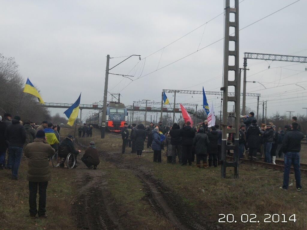 На Дніпропетровщині люди зупинили поїзд з військовими