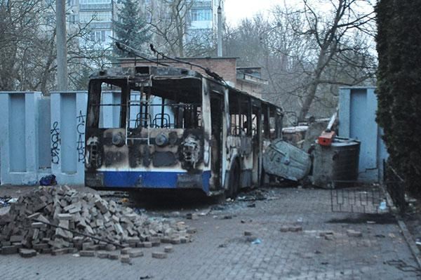 У Хмельницькому продовжує горіти будівлю СБУ, демонстранти розійшлися