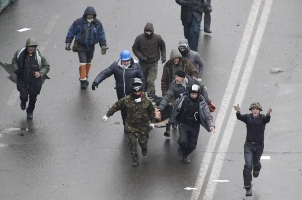 Десятки травмованих і трупи демонстрантів на Майдані. Фото