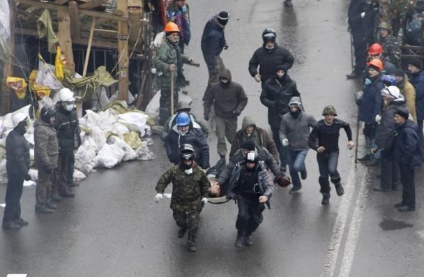 Десятки травмированных и трупы демонстрантов на Майдане. Фото