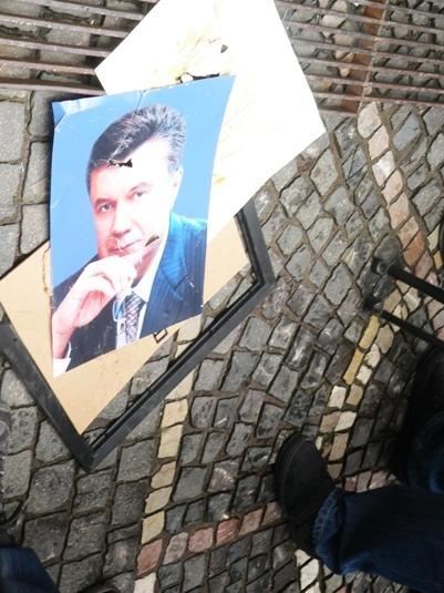 В Ужгороді перед будівлею СБУ розбили портрет Януковича