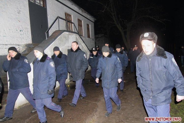 Житомирские митингующие обменяли здание УМВД на ОГА и кричали милиционерам "Молодцы"
