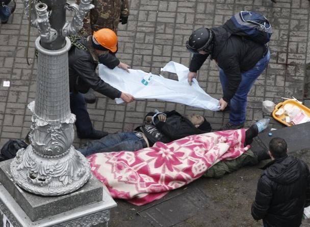 Десятки травмированных и трупы демонстрантов на Майдане. Фото