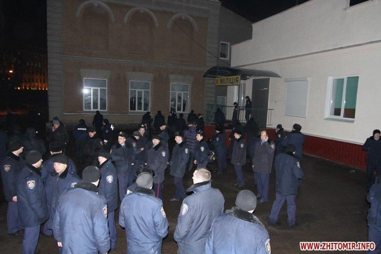 Житомирські мітингувальники обміняли будівлю УМВС на ОДА та кричали міліціонерам "Молодці"
