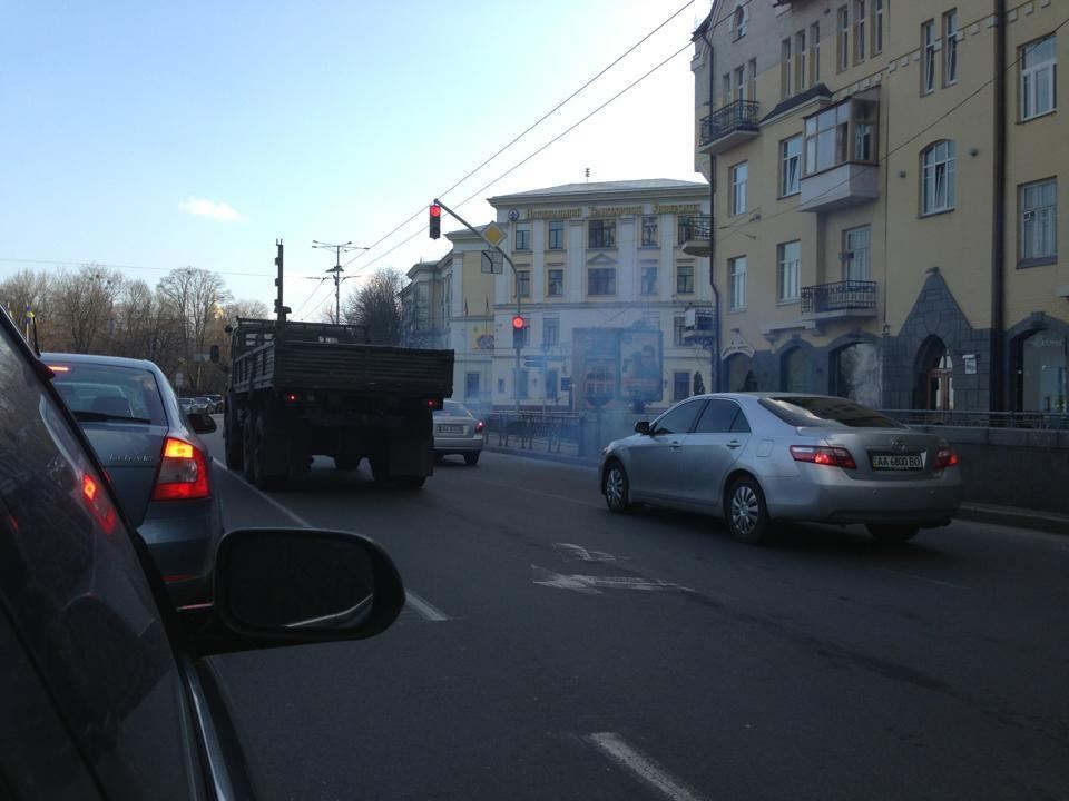 На Печерске замечены военные грузовики без номеров