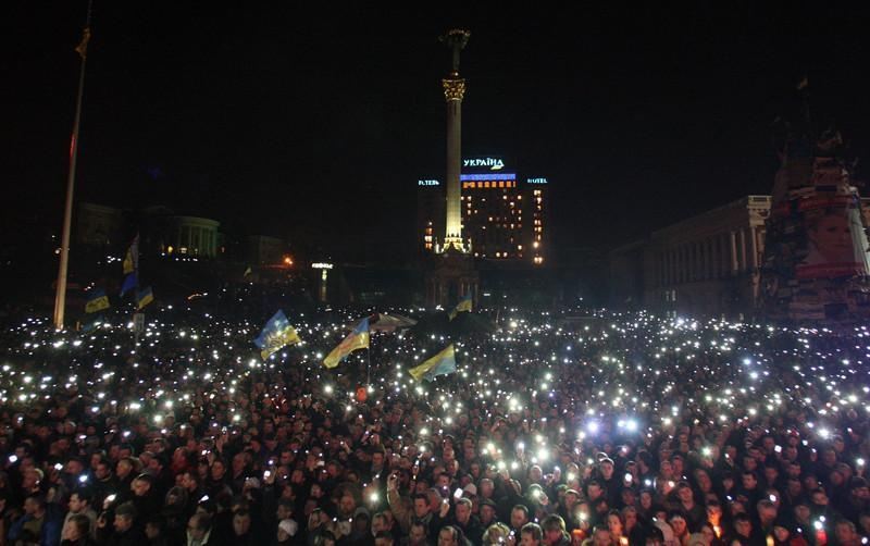 На Майдане прощаются с погибшими митингующими
