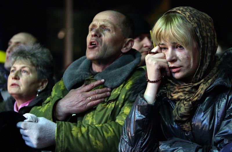 На Майдане прощаются с погибшими митингующими