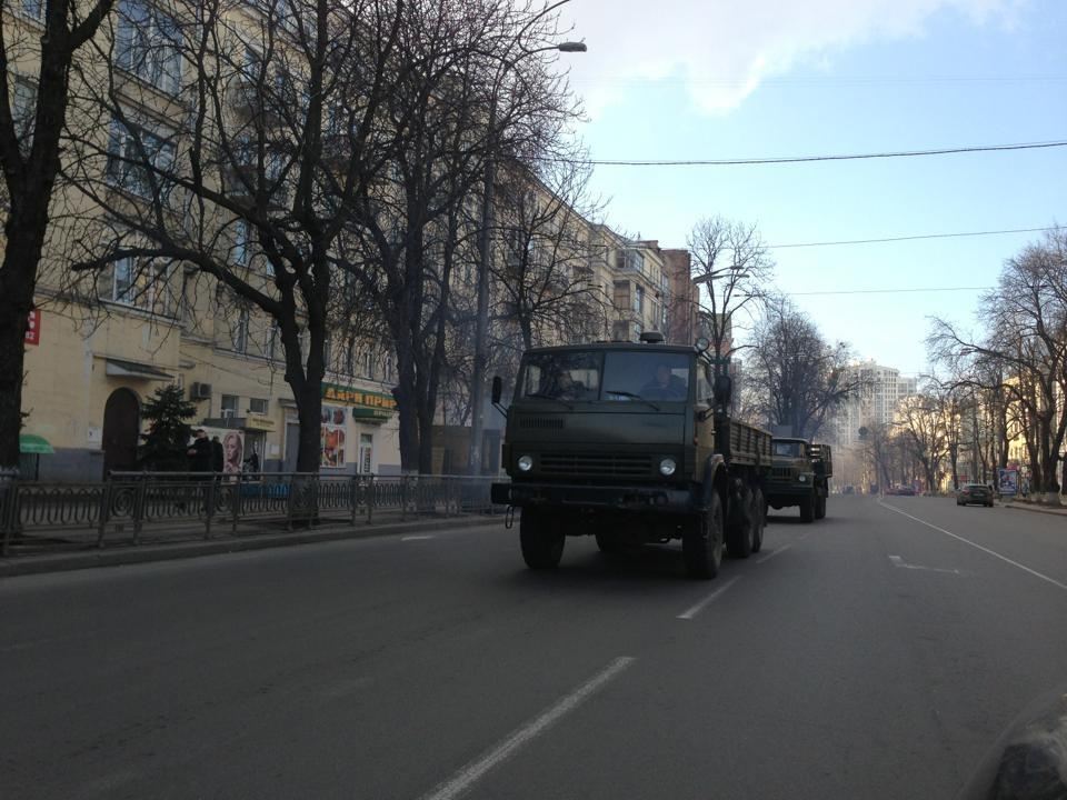 На Печерске замечены военные грузовики без номеров