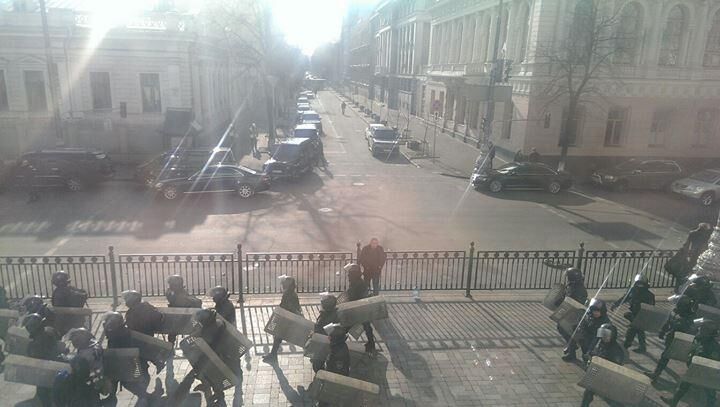 Силовики покинули правительственный квартал в Киеве