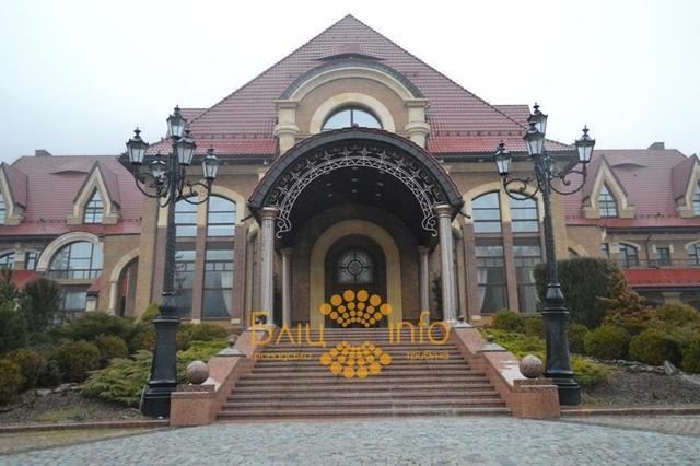 Українці увійшли у ще одну резиденцію Януковича 