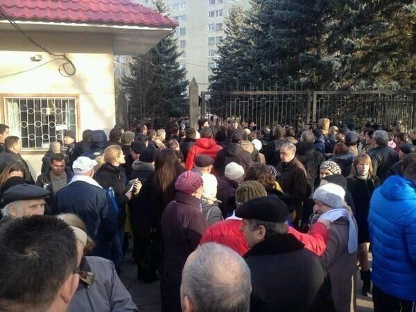 У лікарні "Укрзалізниці" прихильники Тимошенко чекають її освобождннія