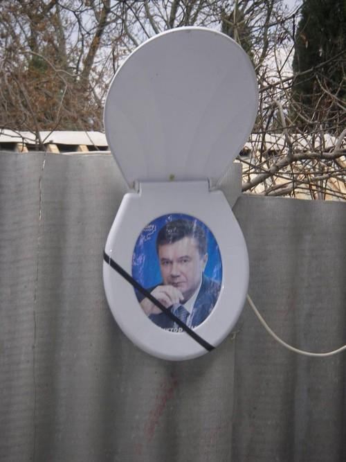 Замість дорогоцінного унітазу в Межигір'я знайшли золотого Януковича