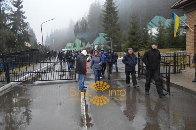 Украинцы вошли в еще одну резиденцию Януковича 