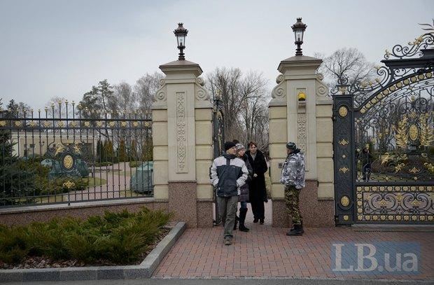 Янукович покинул Межигорье впопыхах