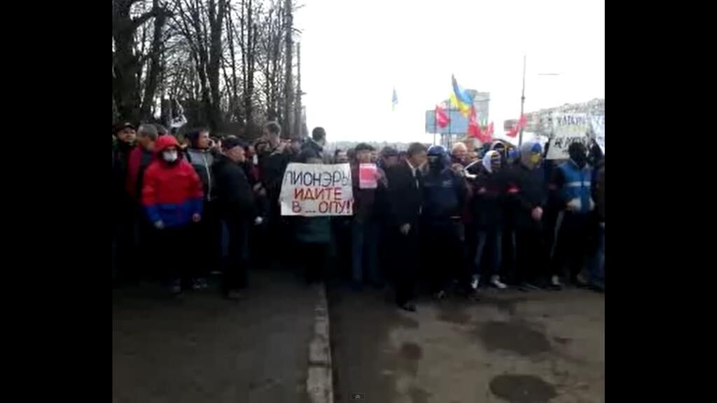 Возле места проведения съезда "Украинского фронта" противостояние