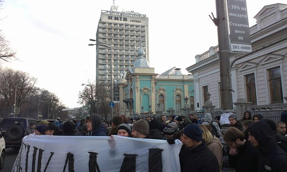 Біля Верховної Ради вимагають звільнити Павличенко
