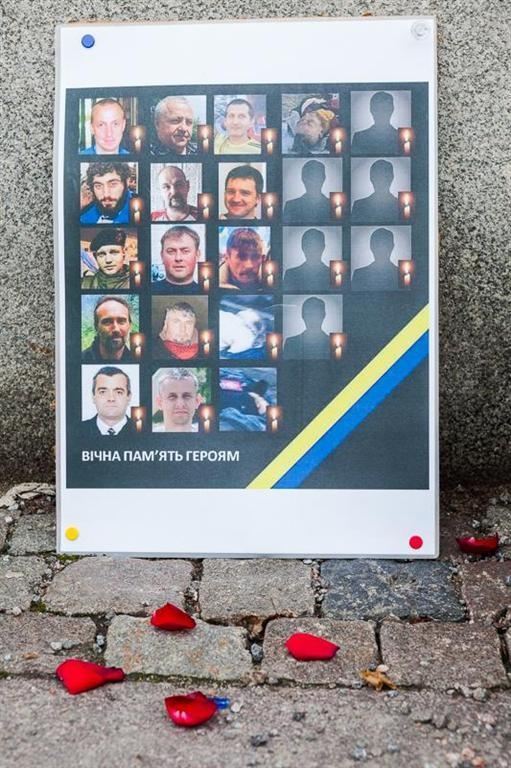 Світ вшанував пам'ять загиблих евромайдановцев. Фоторепортаж