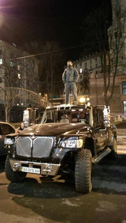 На Майдан привезли внедорожник Януковича-младшего
