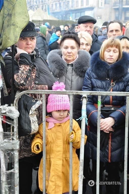 На Майдане оплакивают Небесную Сотню. Фоторепортаж