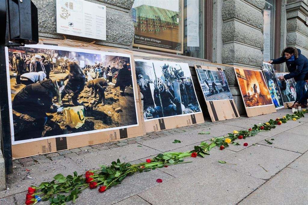 Мир почтил память погибших евромайдановцев. Фоторепортаж