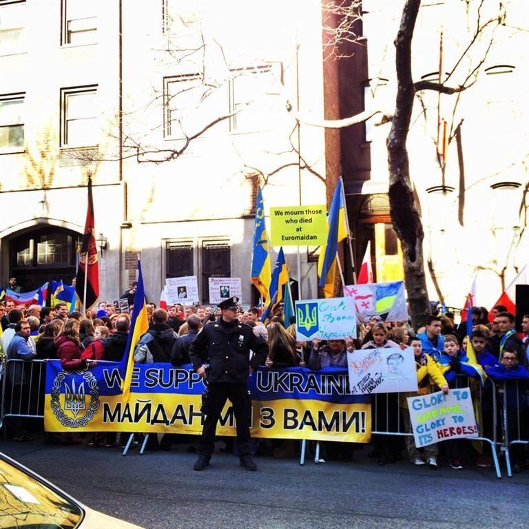 Світ вшанував пам'ять загиблих евромайдановцев. Фоторепортаж