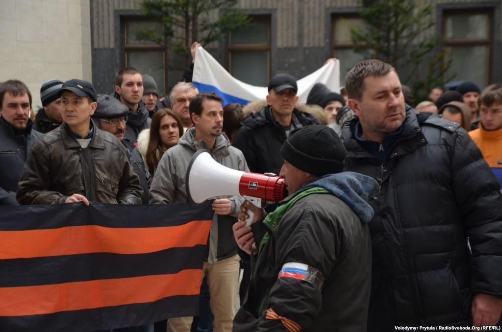 Сепаратисты блокировали Верховную Раду Крыма и требовали проведения референдума