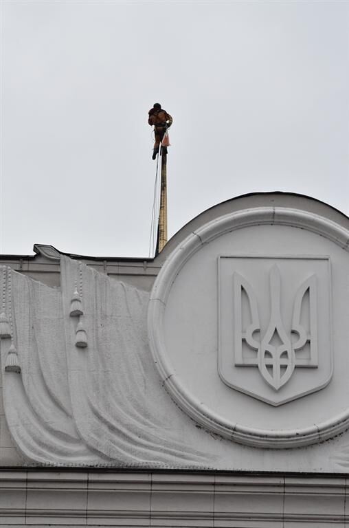 С купола здания Рады срезали советскую звезду
