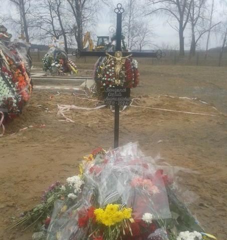 На Киевщине вандалы сожгли венки на могиле активиста Небесной Сотни