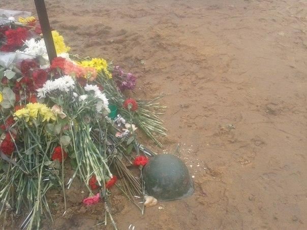 На Київщині вандали спалили вінки на могилі активіста Небесної Сотні