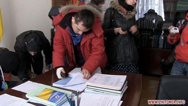 В Житомире активисты исследовали кабинеты губернатора и его зама