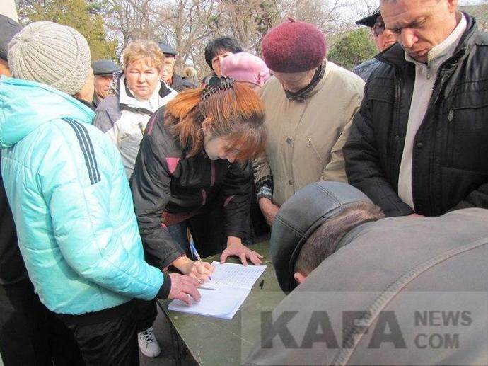 В Феодосии 600 сепаратистов агитировали горожан записываться в "народное ополчение"