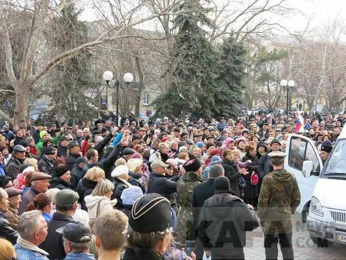 В Феодосии 600 сепаратистов агитировали горожан записываться в "народное ополчение"